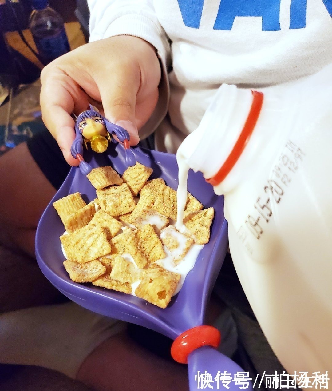 夹娃娃机|国外宅男用手办冲燕麦片,虽说价格便宜,但也太过“胡作非为”!