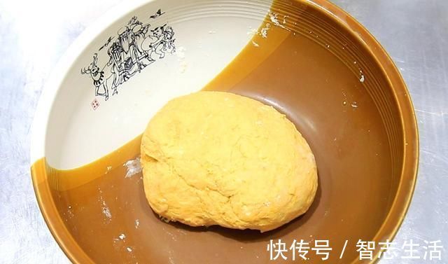 南瓜里打2个鸡蛋,竟然这么好吃教你10分钟快速搞定全家早餐