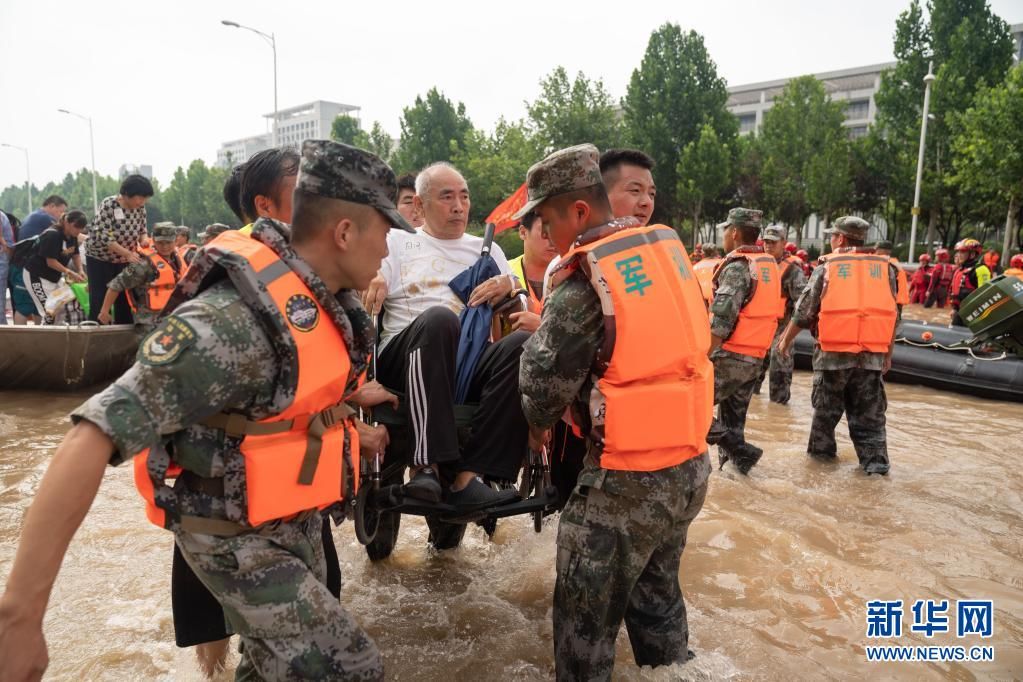 郑开大道|暴雨突袭下的生命接力——郑州万名医院患者大转移纪实