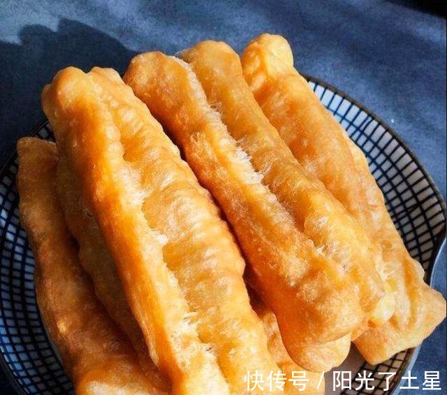 炸油条时，配方和比例告诉你，金黄酥脆又蓬松！
