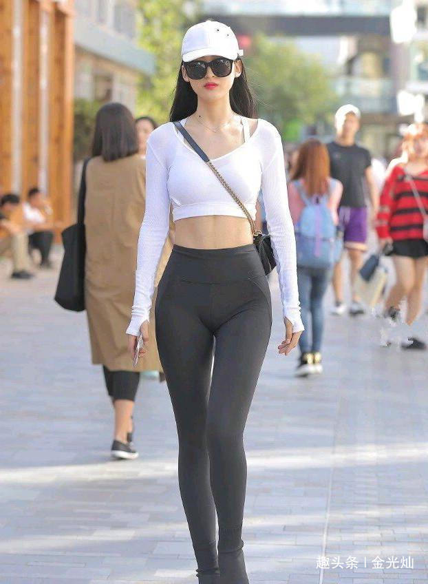 整体造型 穿“无痕”打底裤的美女,杵着长腿如“踩高跷”,有实力