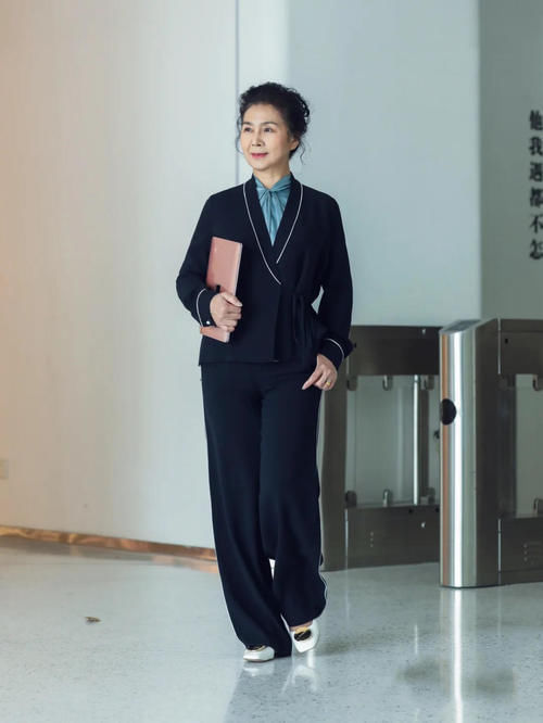 黑白波|女人会打扮才越老越优雅,这位奶奶就是例子,年过60依旧美丽动人