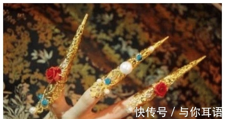 装饰|清朝嫔妃手上长指甲套,除了装饰还有啥用?主要是为了让皇帝方便