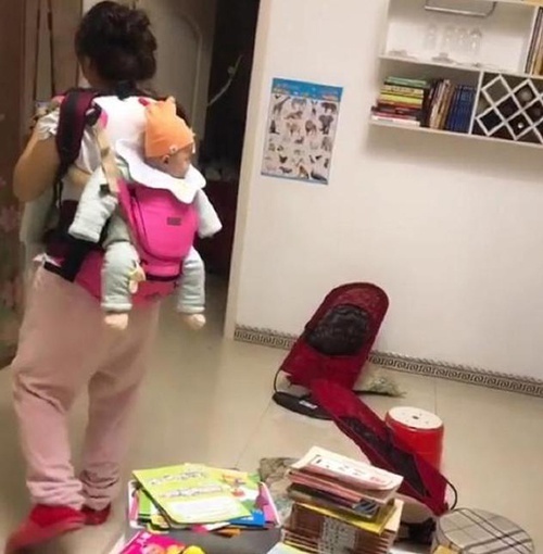 宝妈|宝妈抱怨带双胞胎太辛苦,爸爸直撇嘴,提前下班看到心酸场景泪目