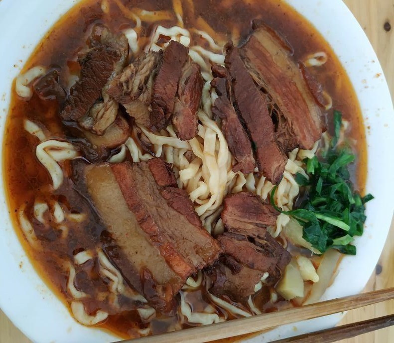 深巷里的老面馆,开了近三十年只有六张桌子,食客面里的肉真多