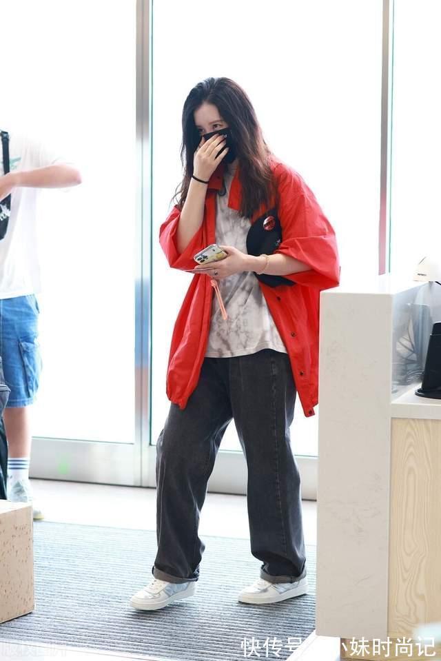 身材|张萌美得太霸气,穿黑色礼服秀出曲线身材,立体垫肩一点也不夸张