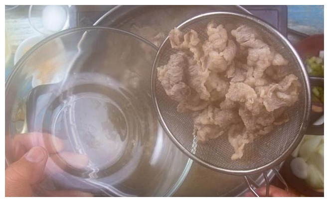 炖肉时产生的浮沫,是精华还是脏东西要撇去吗看完涨知识了