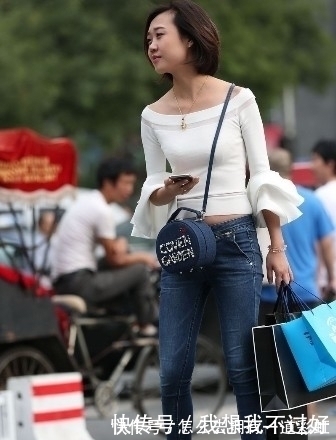 街拍|街拍:紧身牛仔裤搭配白色露肩装的美女,甜美笑容让人印象深刻