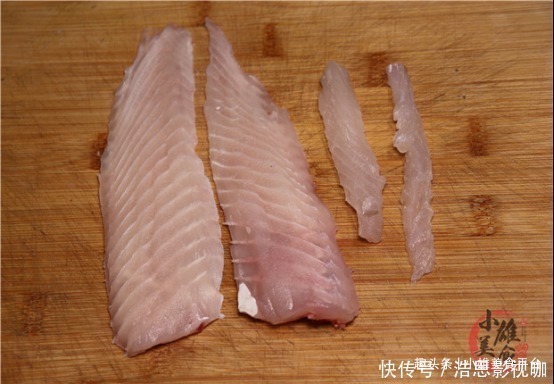 鱼尾处|才发现,原来草鱼去刺这么简单,2分钟学会,鱼刺去除快速又干净