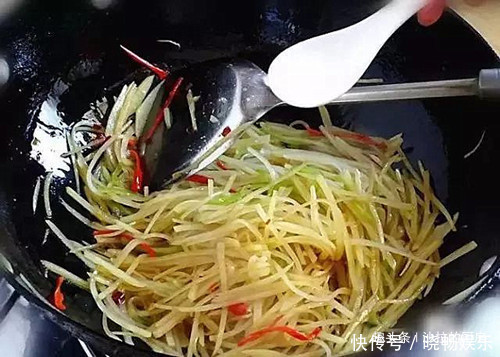 炒土豆丝时,很多人第一步就错了,大厨教你诀窍,出锅酸辣爽脆