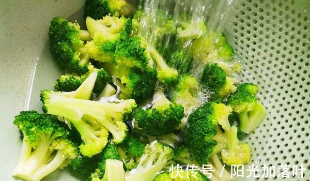 老少皆宜|西蓝花和虾仁搭配，随手一炒就是一盘下饭菜，家人都爱吃！