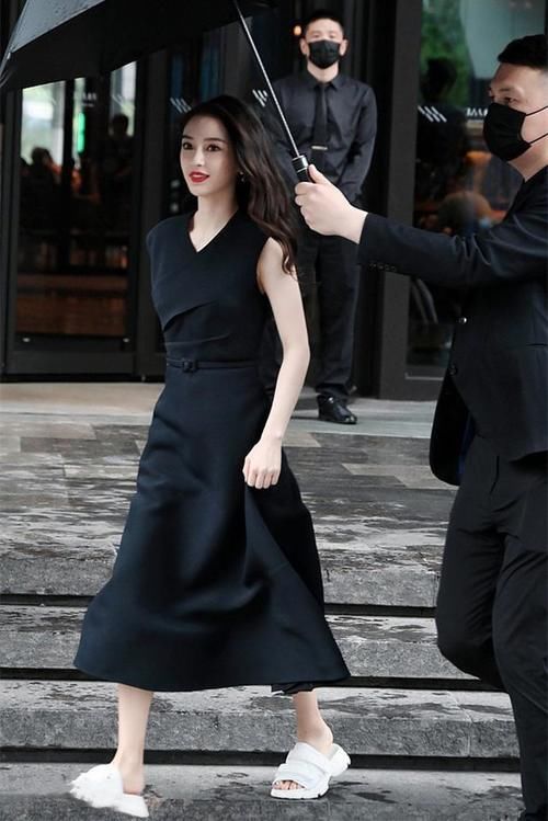 小姐姐|angelababy有颜任性，一袭长裙配平地拖鞋，气场强大，女王范十足