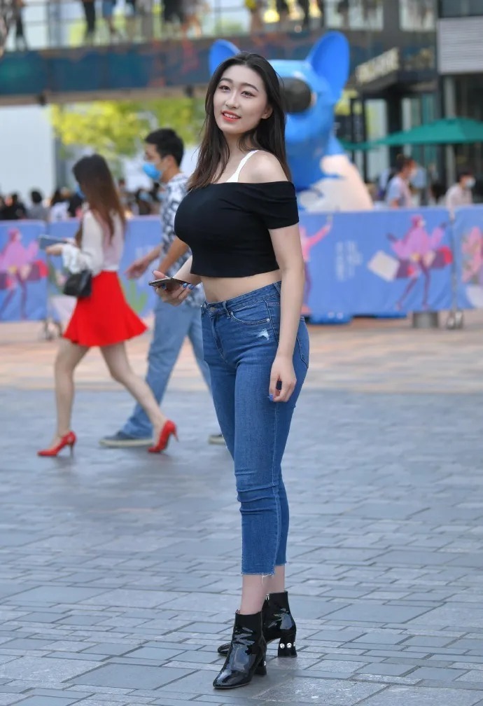 入冬就穿修身牛仔，既显瘦又有魅力，轻松打造个性美！