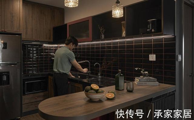 兄弟俩|兄弟俩合资买套小公寓,没有多余的家具,全屋黑红灰看起来很高级