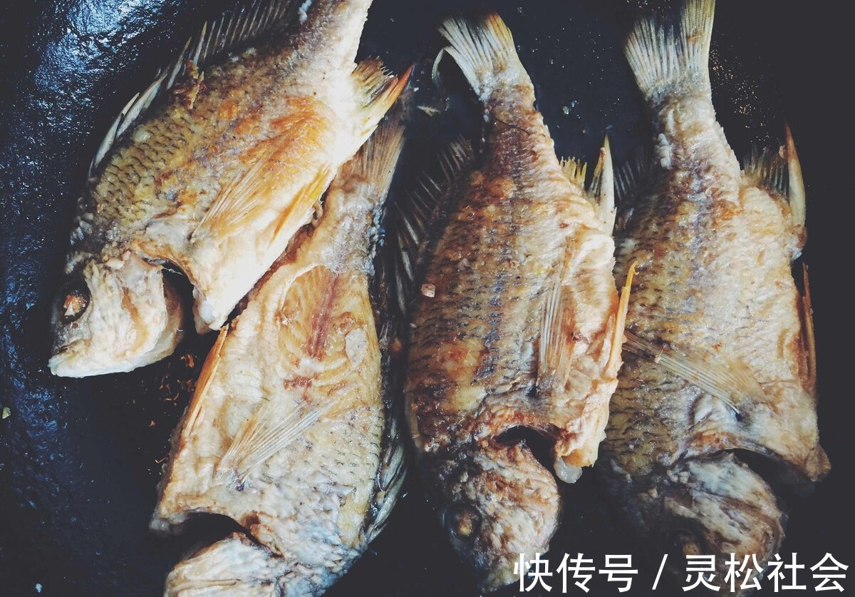 我和爸爸|煎鱼时,牢记3个诀窍,鱼皮完整不粘锅,还省油,太实用了