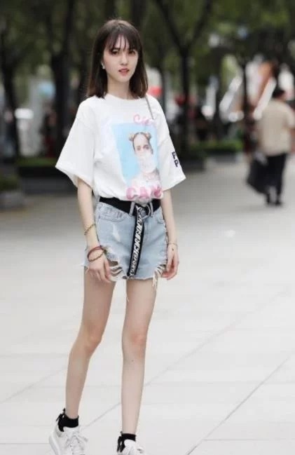 高跟鞋|小姐姐齐肩长发,穿白色衬衣配牛仔短裤,清纯美好