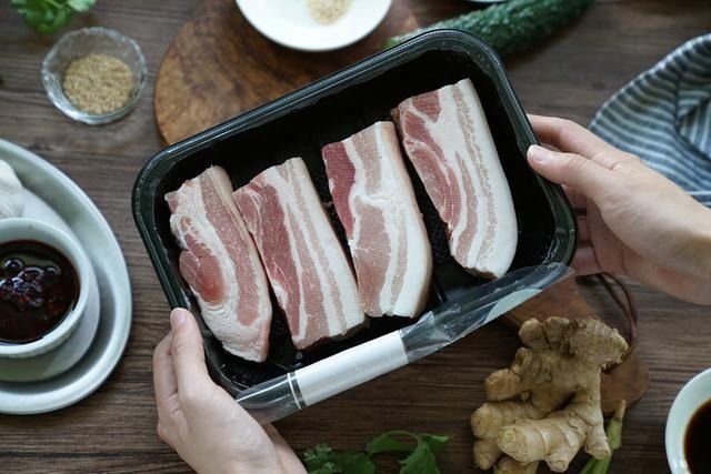 超爱|百吃不厌的蒜泥白肉,肉片蘸上浓郁蒜汁,好吃不腻,有肥肉也超爱