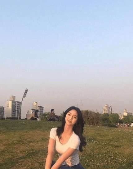 女孩子 女孩子为什么都喜欢穿瑜伽裤,这裤子穿着不勒吗不过身材是真好