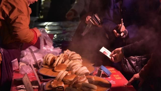 付钱|先付钱再排队,10元6个,1天1500个不够卖,顾客围堵来抢着买!