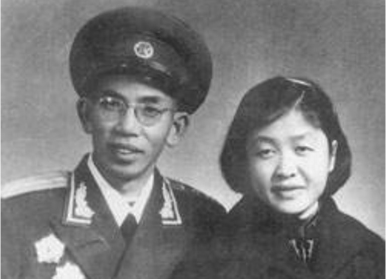 少将|伤残最严重的少将,只身活捉三百敌人,黄桥战役右臂掉下继续冲锋