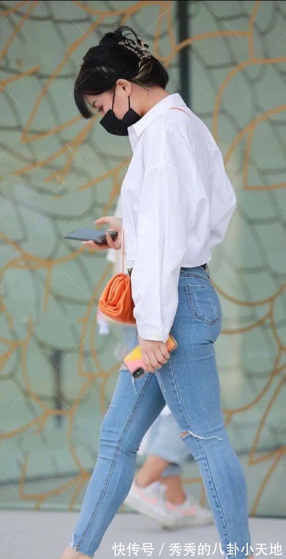 牛仔裤 破洞牛仔裤搭配白色露脐衬衫,清凉又显身材,轻松打造时尚潮流感