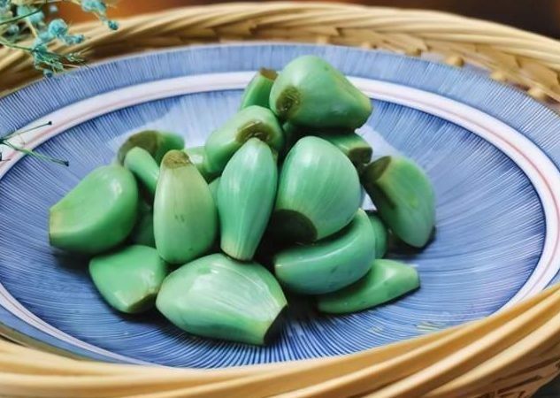 泡腊八蒜用什么醋？教你3个技巧，1晚变绿，酸辣爽脆，放1年不坏