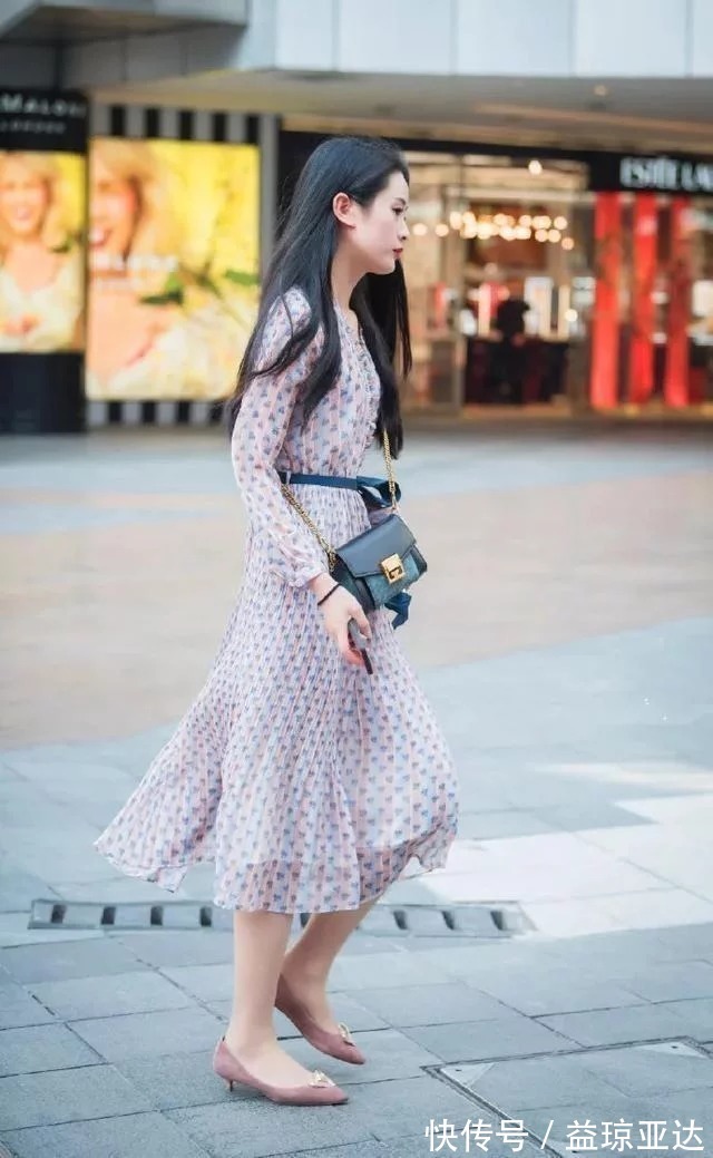 美女|街拍穿黑丝的美女,利落短发,小美女特别吸引眼球