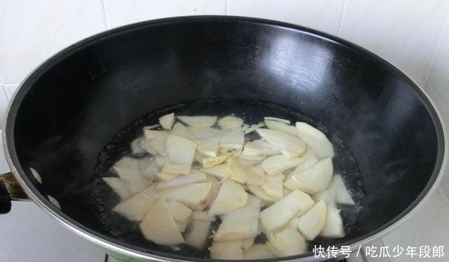  鱼腥味|煲汤的鲫鱼，选多大的最好？怎样去除腥味？掌握这1点，汤鲜不腥