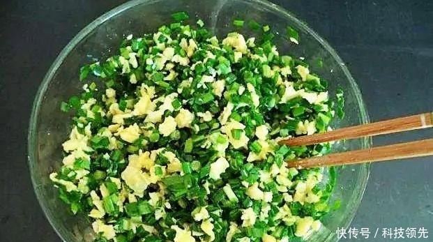 调韭菜饺子馅时,切记别放这2种调料,否则饺子不香还很难吃!