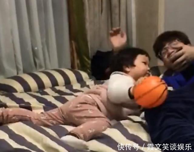 二宝|爸妈给儿子生了个妹妹,妹妹总是偷亲哥哥,场面好温馨!