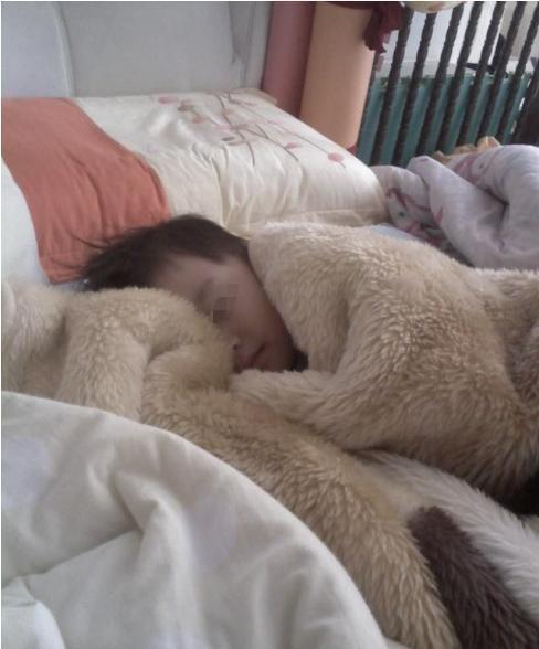 被子|“佛系父母”睡姿火了,夫妻相拥孩子却撇一边,网友:父母是真爱