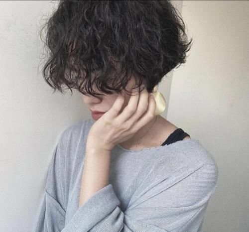 纹理感 女人过了50岁发型这样剪,洋气显年轻,时尚更自信