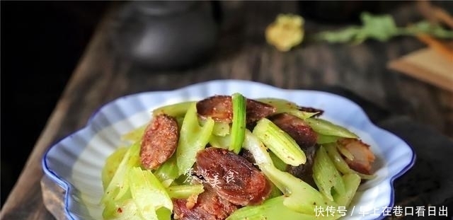 西芹别直接炒,下锅之前多做一步,口感细嫩幼滑,不输大饭店!