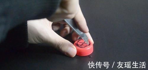 吸盘挂钩上粘个瓶盖真厉害, 一年能省下不少钱, 早点知道就好了