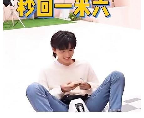 |宋亚轩抱小妹妹合照,坐姿搞笑像大爷,仿佛看到未来带孙女的模样