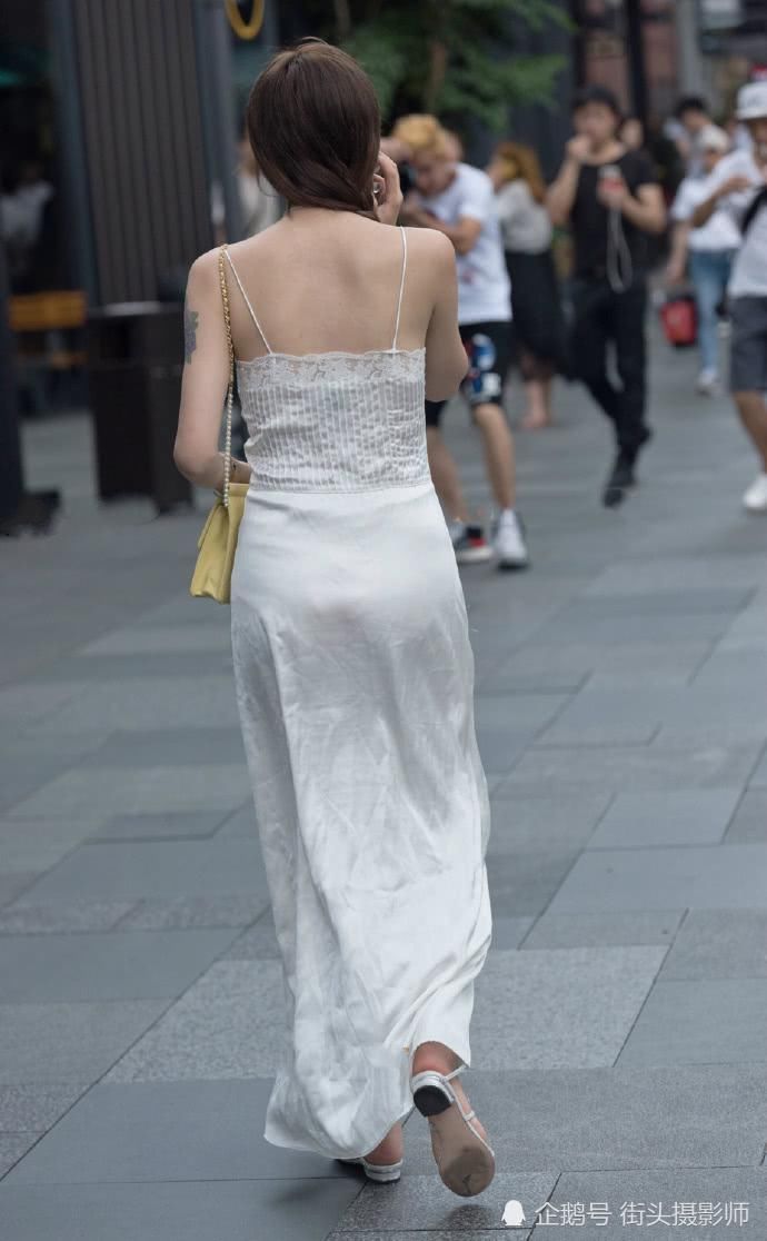 个性|披肩麻花辫配个性纹身V领长裙甜到心坎美得不讲道理