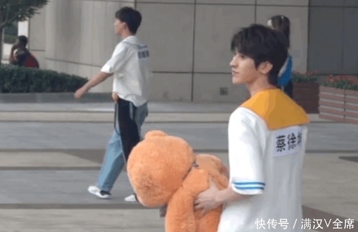 偶像练习生|蔡徐坤到底有多高?在他手里小小的玩具熊,粉丝拿着却“变了样”