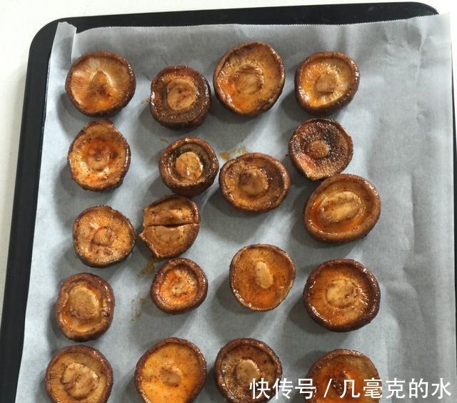 烤盘|香辣烤香菇,口感软绵,味道鲜香!