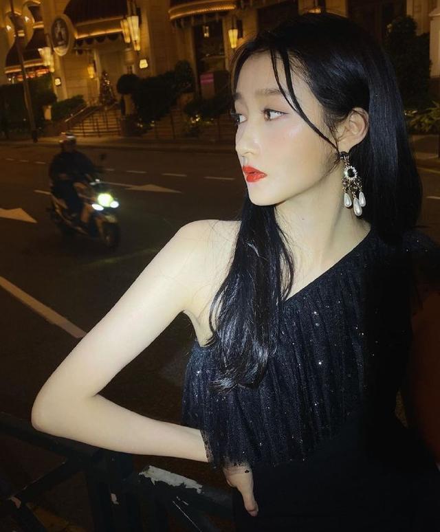 女明星圣诞节不消停, 穿上万超短裙街头拍照, 好像人间芭比娃娃