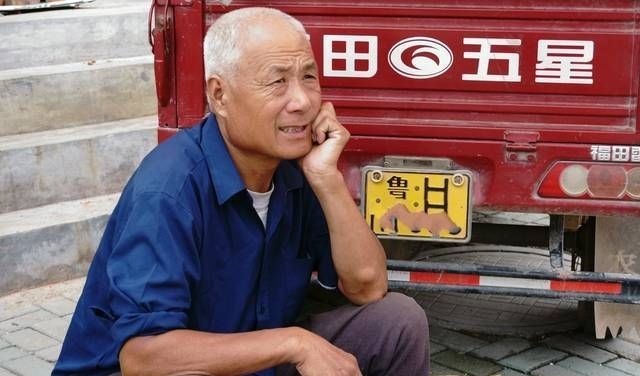 大集上老人卖多年不见的稀罕物,以前你家也有,75元一个值吗?