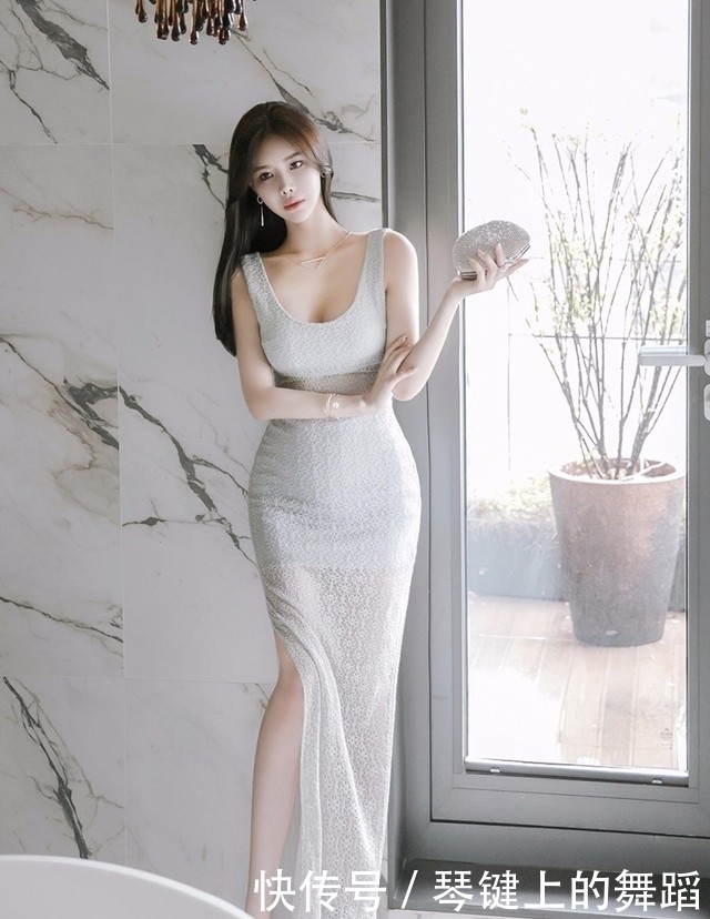 魅力|性感吊带长裙小姐姐，曼妙身材彰显端庄魅力，让人怦然心动