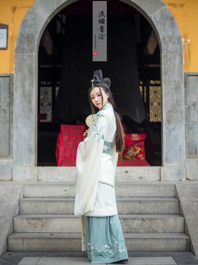 这些汉服曾经火遍汉服圈,但是现在很少人去买,原因很简单