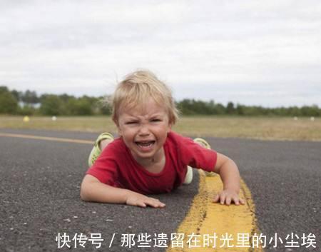 小萝莉接爸爸下班,可把小情人高兴坏了,下一秒跌倒爸爸心疼坏了