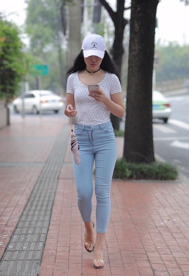 街拍小姐姐穿着黄色的字母印花小背心，可爱又减龄