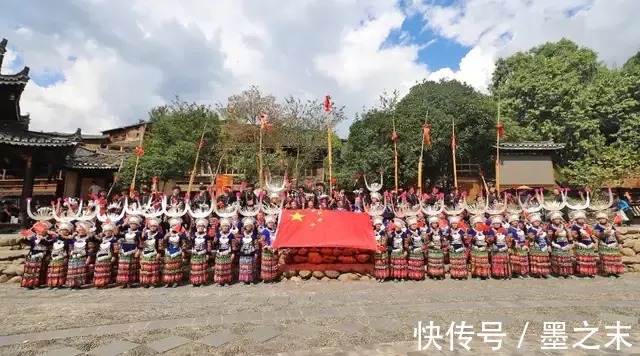 西江千户苗寨景区祝伟大的祖国生日快乐！繁荣昌盛|欢度国庆 | 五星红旗