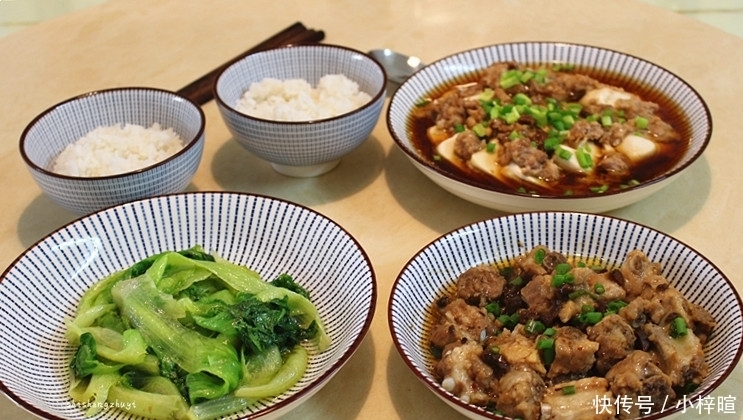 两个人的午餐,花了不到30块,荤素搭配很营养,关键还简单