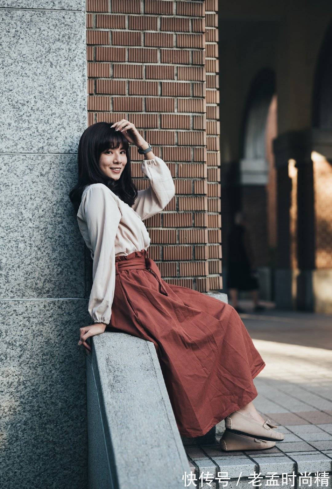 半身裙 雪纺衫设计更加优雅,下搭半身裙,展现出女性优雅文艺的气息