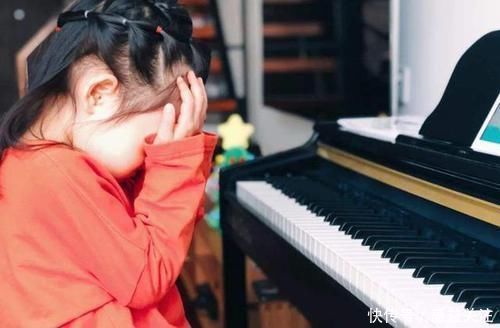 家长群|孩子放学后,反复唱一首歌,宝妈听清歌词后,在家长群指责老师