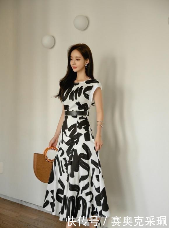 孙允珠女装美图:枯叶剪影斑驳拓花后现代长裙!