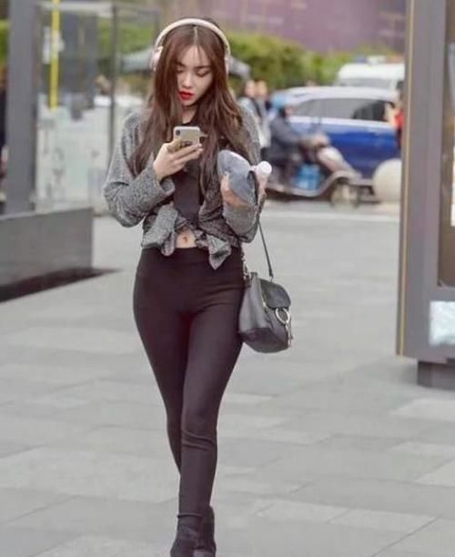 街拍小姐姐黑色皮夹克搭配牛仔裤,简单大方的穿着更加挺拔有型